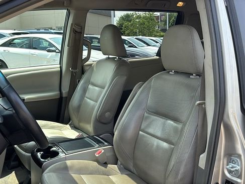 Used 2017 Toyota Sienna XLE w/ XLE Navigation Package FWD image 10