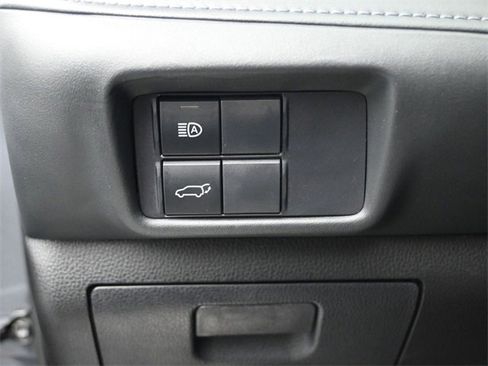 Used 2020 Toyota Highlander XLE image 19