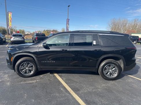 Used 2025 Chevrolet Traverse LT image 6