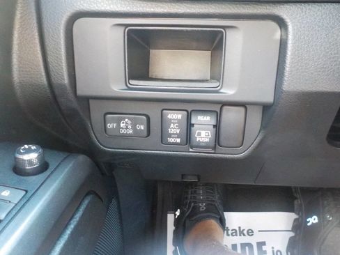 Used 2017 Toyota Tacoma TRD Sport w/ Tow Package (A/T) image 18