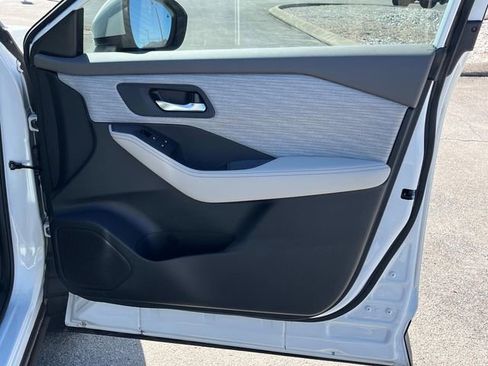 Used 2023 Nissan Rogue SV image 11