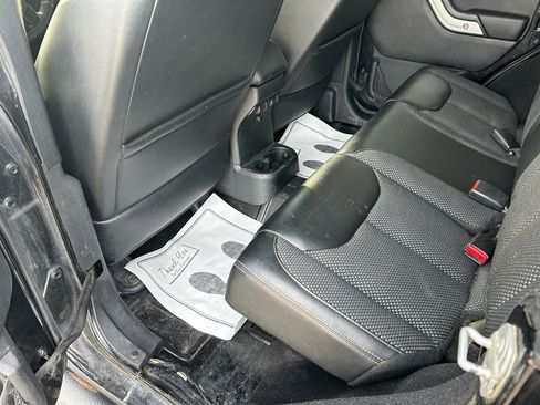 Used 2016 Jeep Wrangler Unlimited Sahara image 9