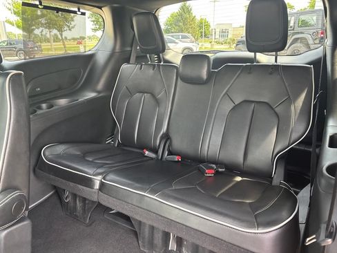 Used 2025 Chrysler Pacifica Limited FWD image 15