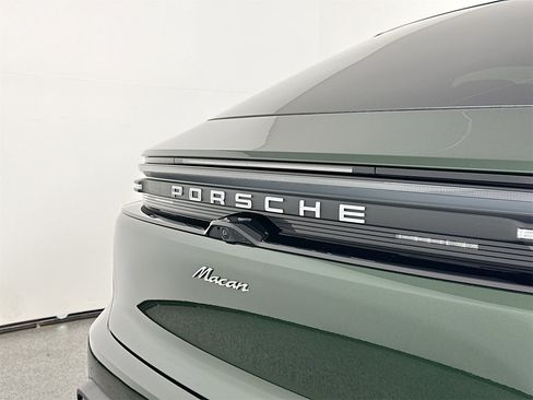 Certified 2025 Porsche Macan Electric image 17