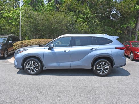 Used 2022 Toyota Highlander XLE FWD image 2