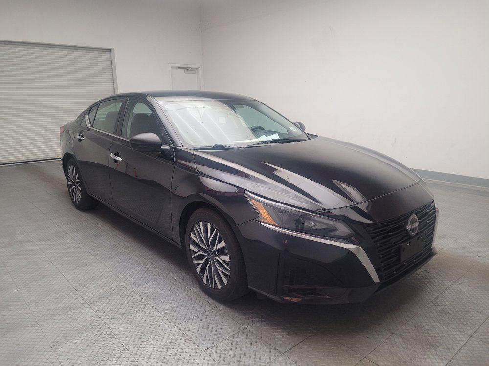 Used 2025 Nissan Altima 2.5 SV FWD image 13