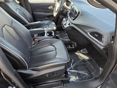 Used 2019 Chrysler Pacifica Limited w/ Advanced Safetytec Group image 34