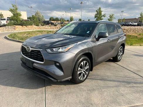 Used 2020 Toyota Highlander XLE AWD/4WD image 4