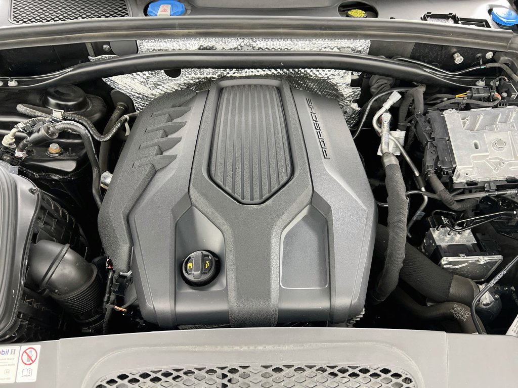 Certified 2024 Porsche Macan Turbo AWD/4WD image 32