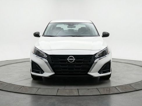 Used 2025 Nissan Altima 2.5 SV FWD image 2