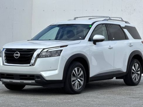 Used 2025 Nissan Pathfinder SL FWD image 7