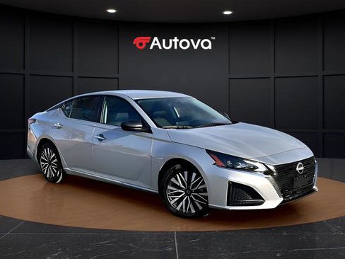 Used 2025 Nissan Altima 2.5 SV image 2