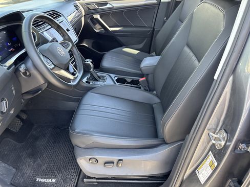 Used 2023 Volkswagen Tiguan SE w/ Panoramic Sunroof Package image 19