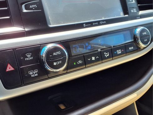 Used 2019 Toyota Highlander XLE FWD image 18