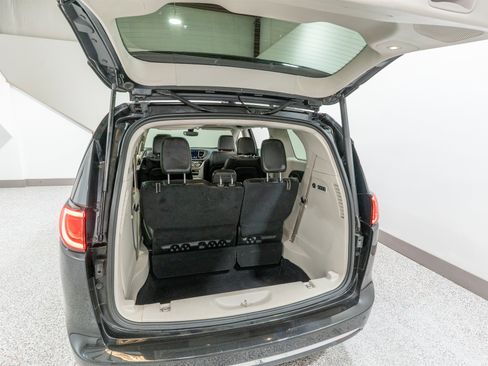 Used 2020 Chrysler Pacifica Limited image 33