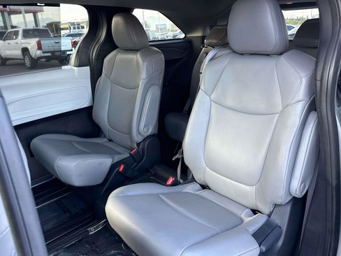 Used 2025 Toyota Sienna XLE FWD image 12