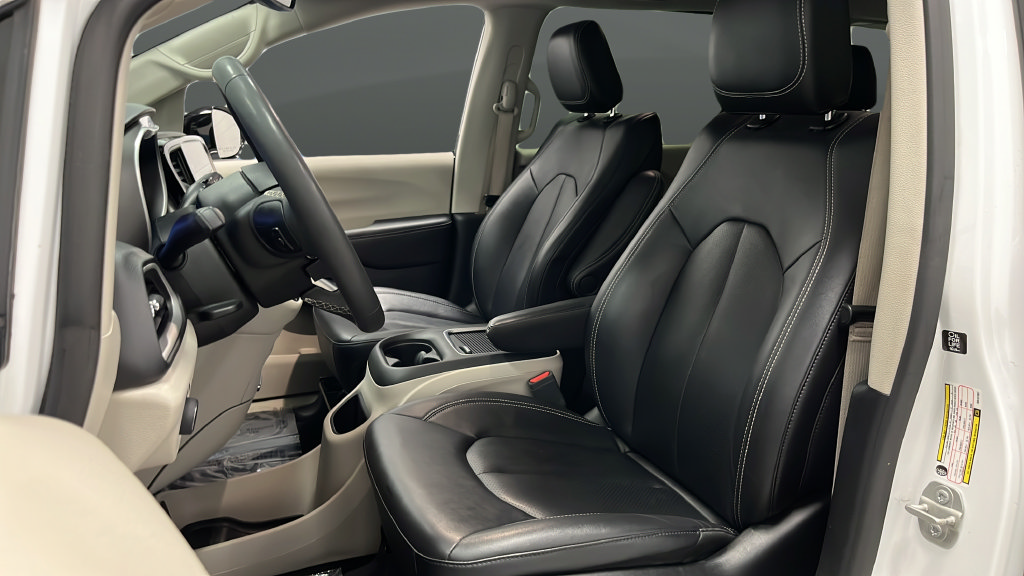 Used 2024 Chrysler Pacifica Touring-L FWD image 9