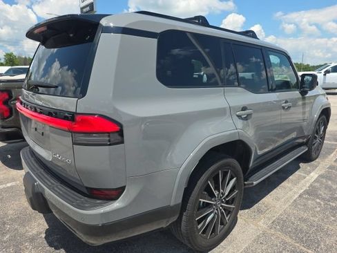 Used 2024 Lexus GX 550 w/ Accessory Package (2T) AWD/4WD image 2