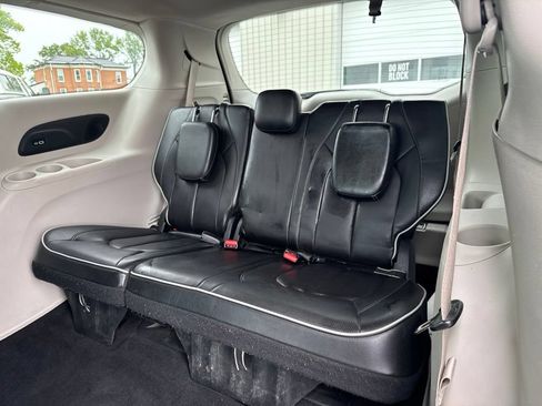 Used 2022 Chrysler Pacifica Limited FWD image 33