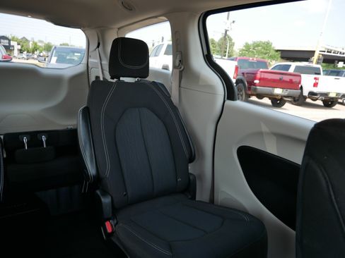 Used 2023 Chrysler Voyager LX FWD image 14