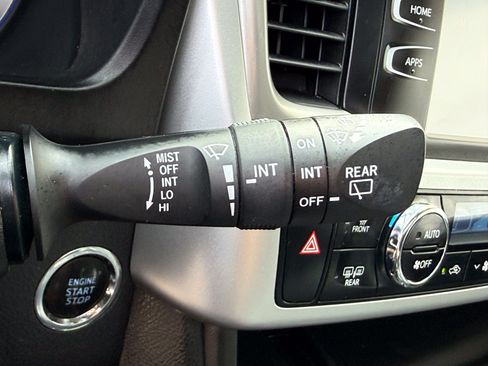 Used 2017 Toyota Highlander SE w/ Carpet Mat Package AWD/4WD image 18