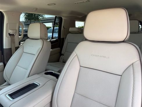 Used 2022 GMC Yukon XL Denali AWD/4WD image 11