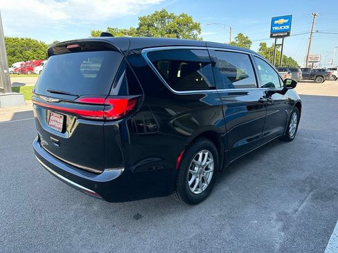 Used 2025 Chrysler Pacifica Select FWD image 2