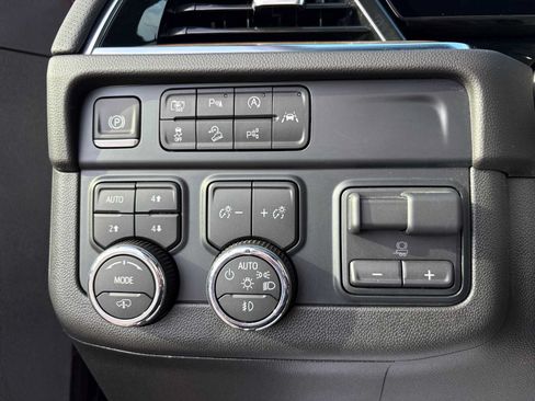 Used 2025 Chevrolet Suburban High Country AWD/4WD image 18
