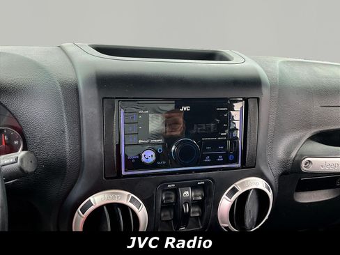 Used 2017 Jeep Wrangler Unlimited Sahara w/ Connectivity Group AWD/4WD image 14