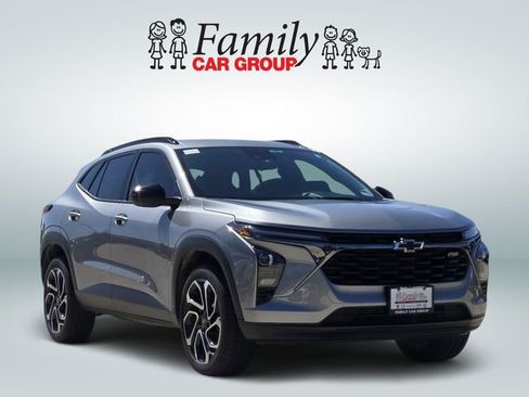 Used 2025 Chevrolet Trax RS w/ Driver Confidence Package FWD image 2