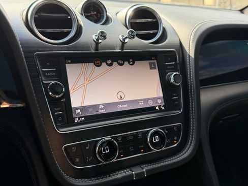 Used 2019 Bentley Bentayga image 19