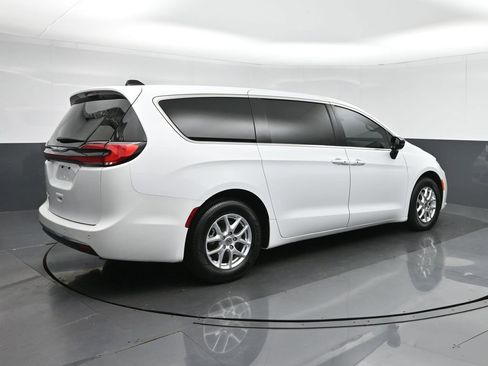 Used 2024 Chrysler Pacifica Touring image 7