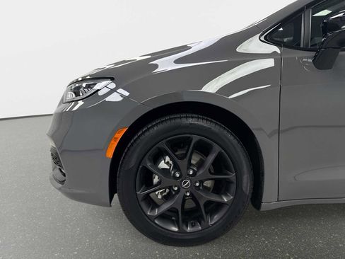 Used 2025 Chrysler Pacifica Limited image 19