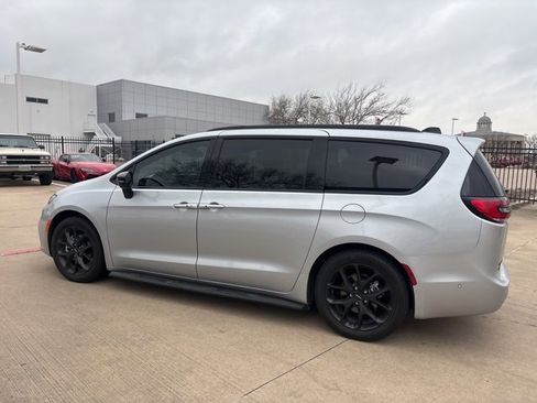 Used 2024 Chrysler Pacifica Touring-L w/ Uconnect Theater Family Group image 8