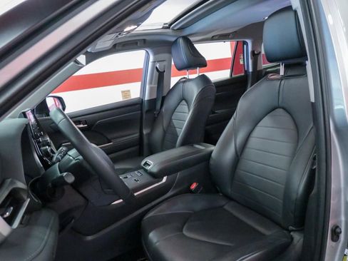 Used 2022 Toyota Highlander XLE image 10