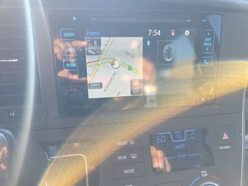 Used 2016 Toyota Sienna SE Premium FWD image 18