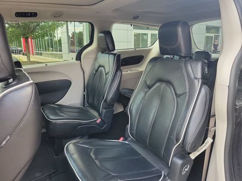 Used 2023 Chrysler Pacifica Limited FWD image 28