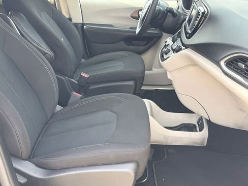 Used 2023 Chrysler Voyager LX image 12