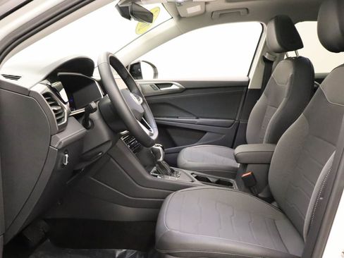 Certified 2025 Volkswagen Taos SE FWD image 17