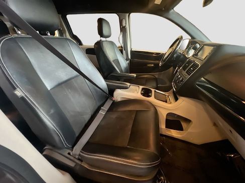 Used 2019 Dodge Grand Caravan SXT FWD image 28