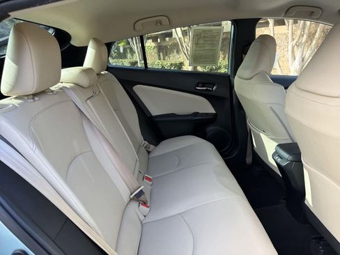 Used 2021 Toyota Prius L Eco image 31