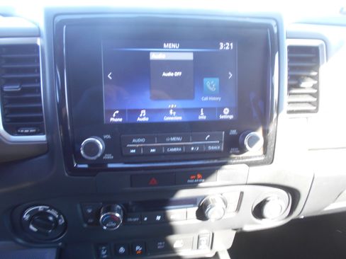 Used 2022 Nissan Frontier SV image 3