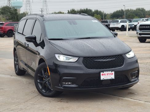 New 2026 Chrysler Pacifica Select image 2