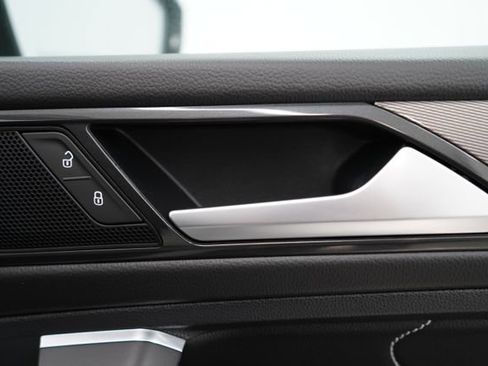 Used 2022 Volkswagen Tiguan SE w/ Panoramic Sunroof Package image 63