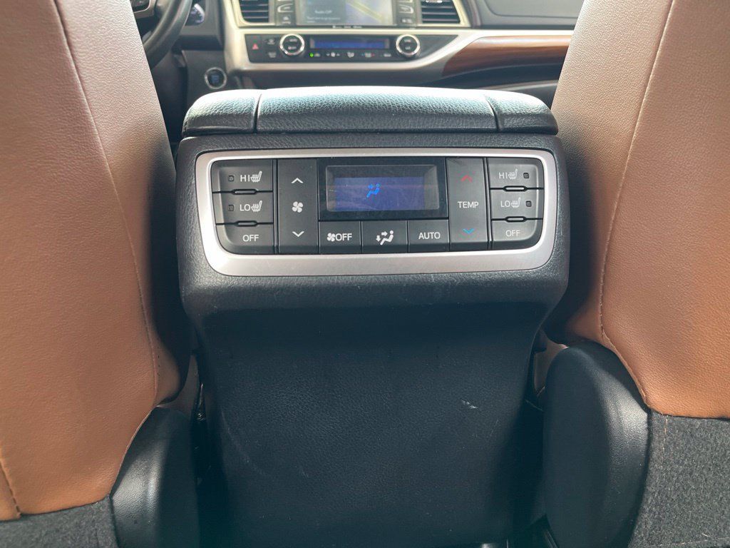Used 2019 Toyota Highlander Limited Platinum AWD/4WD image 18