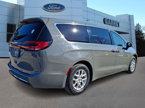 Used 2023 Chrysler Pacifica Touring-L image 6