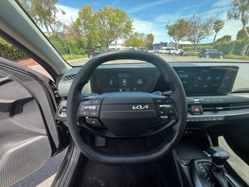 Used 2025 Kia K4 LXS image 32
