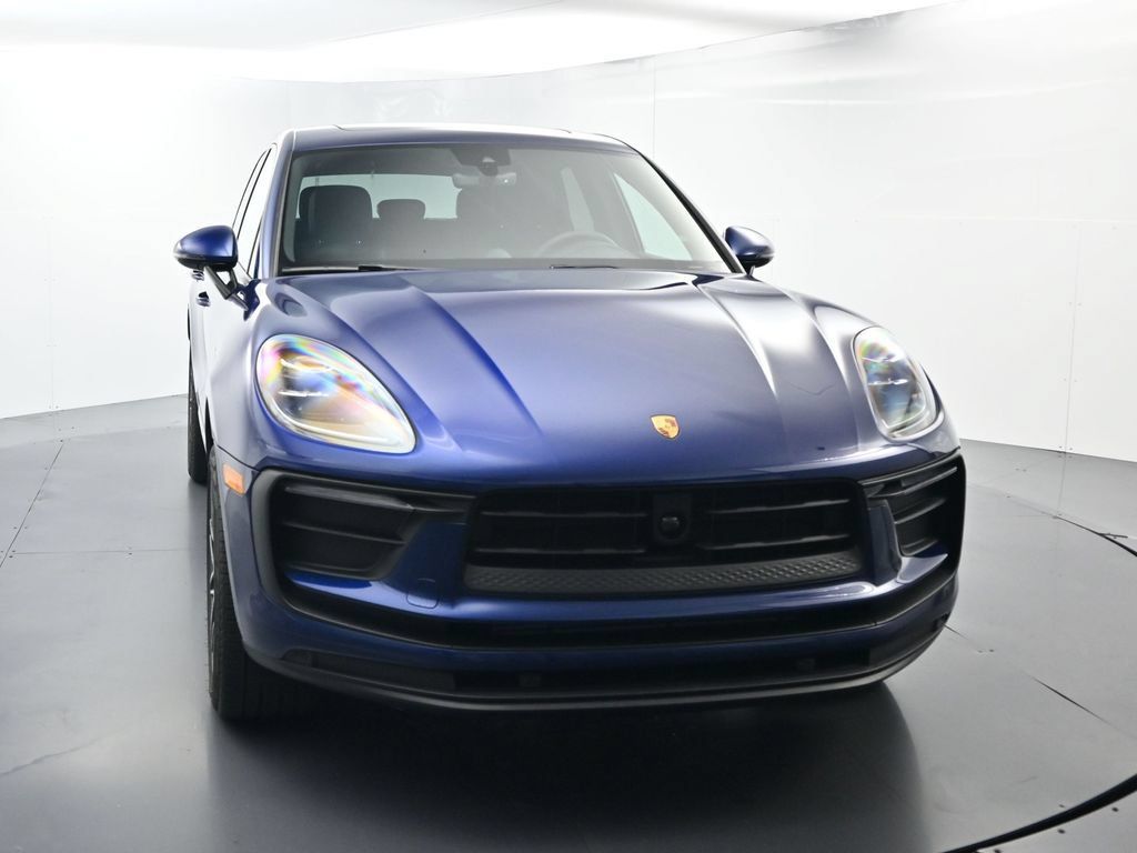 Certified 2025 Porsche Macan AWD/4WD image 18