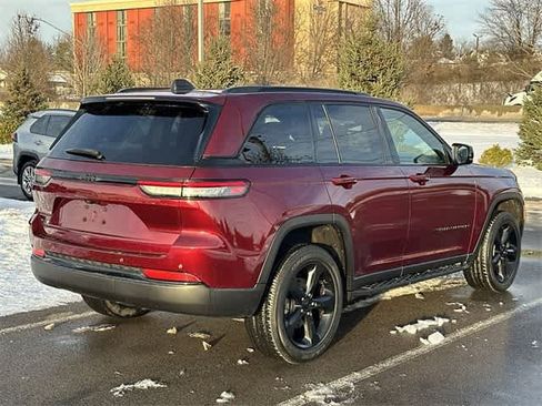 Used 2023 Jeep Grand Cherokee Altitude image 34