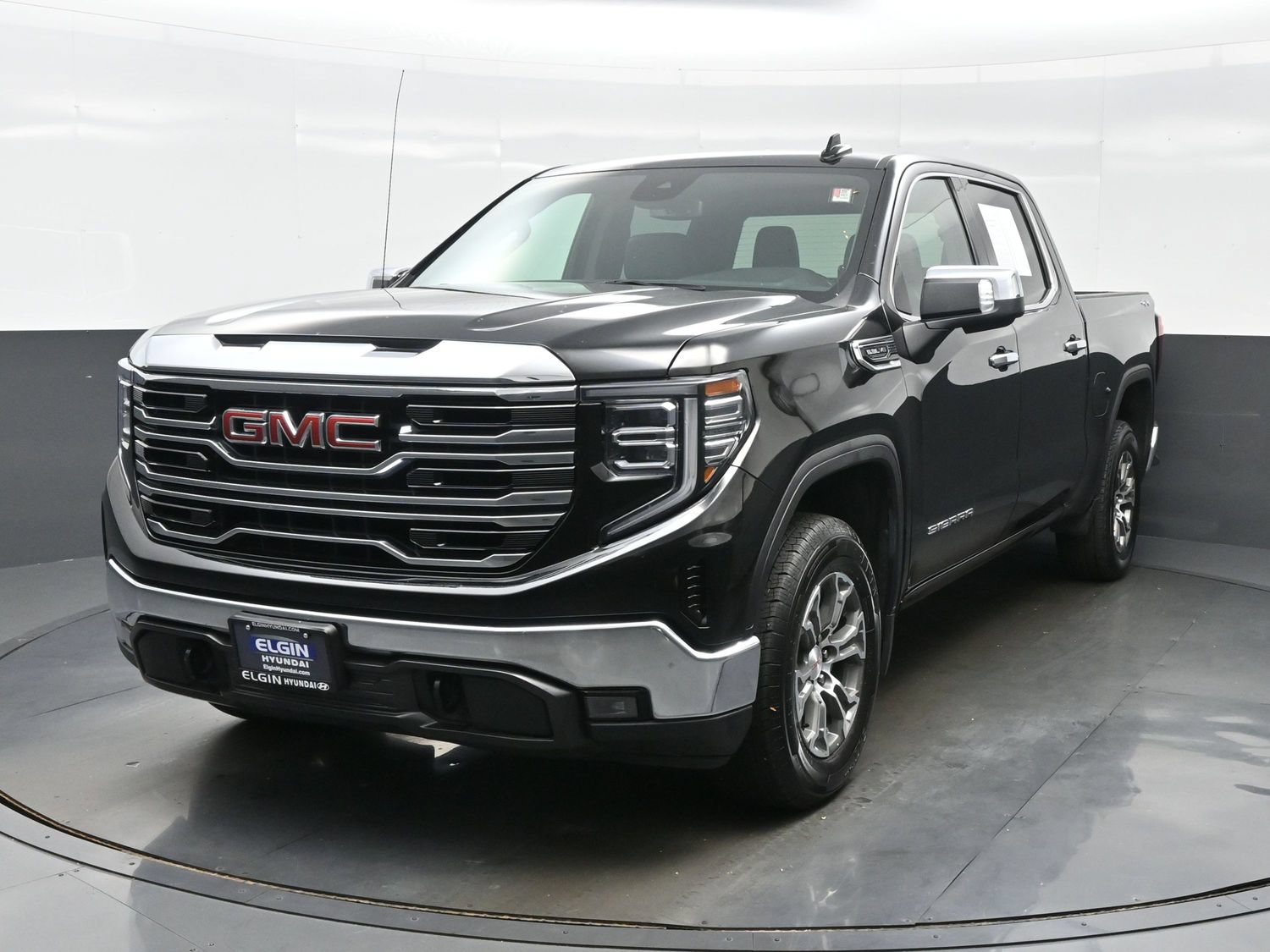 Used 2025 GMC Sierra 1500 SLT AWD/4WD image 1